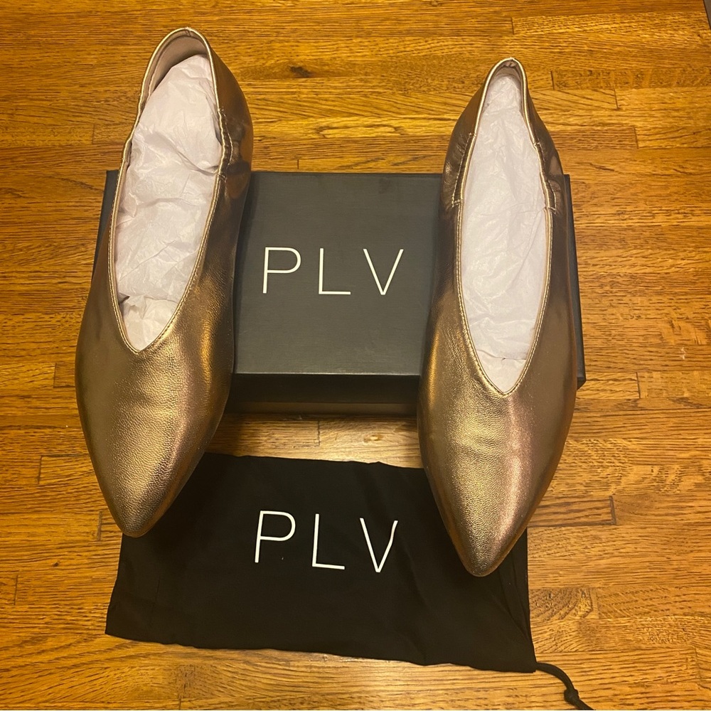 Pour la victoire gold pointed toe flats